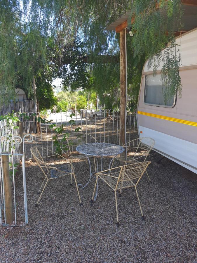 Oasis Shanti Backpackers Оудсхорн Экстерьер фото